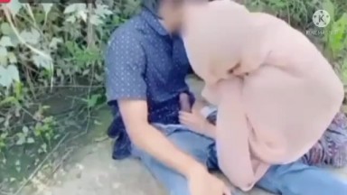 Bokep Viral! cekandal viral hijab sepong di semak semak